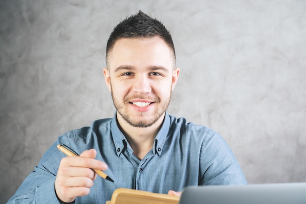 Uomo d'affari sul posto di lavoro