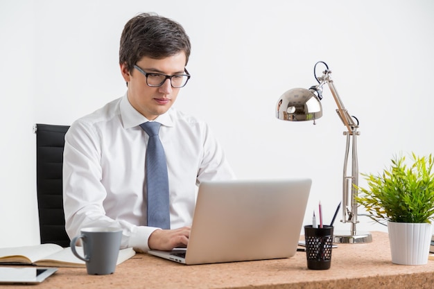 Uomo d'affari sul posto di lavoro