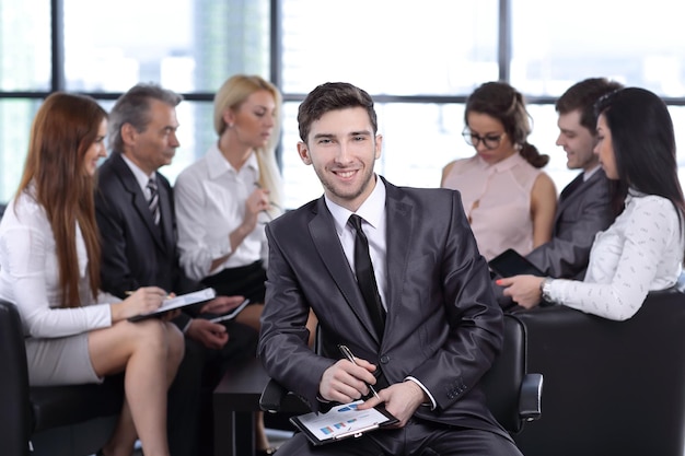 Uomo d'affari sullo sfondo di dipendenti professionisti