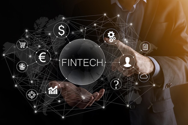 Uomo d'affari tenere Fintech - concetto di tecnologia finanziaria. Pagamento bancario di investimento aziendale. Investimenti in criptovalute e denaro digitale. Concetto di affari sullo schermo virtuale.