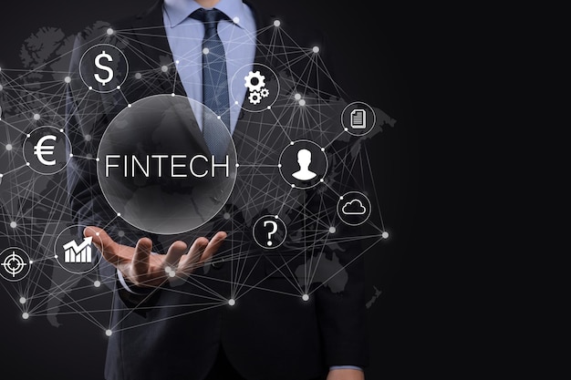 Uomo d'affari tenere Fintech - concetto di tecnologia finanziaria. Pagamento bancario di investimento aziendale. Investimenti in criptovalute e denaro digitale. Concetto di affari sullo schermo virtuale.