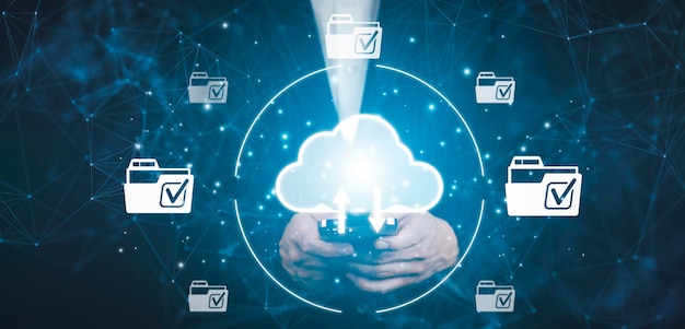 Uomo d'affari tenere Smartphone con informazioni sui dati sul Cloud Computing Tecnologia Internet Storage Network big data Attraverso la tecnologia Internet Download e caricamento di condivisione cloud