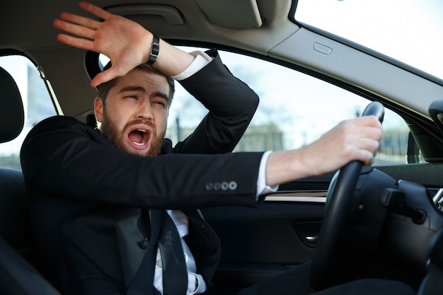 Uomo d'affari urlando quasi schiantarsi auto durante il suo viaggio