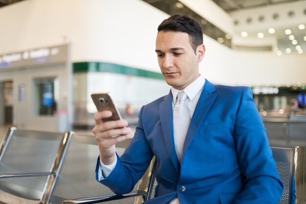 Uomo d&#39;affari usando il suo cellulare