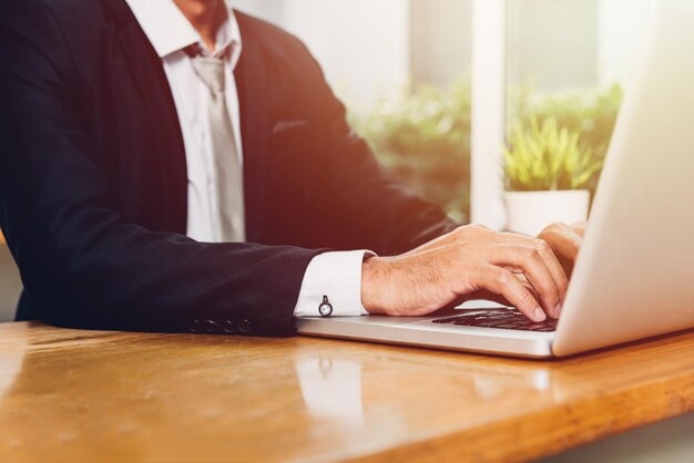 Uomo d'affari utilizzando il computer portatile da vicino sulle mani