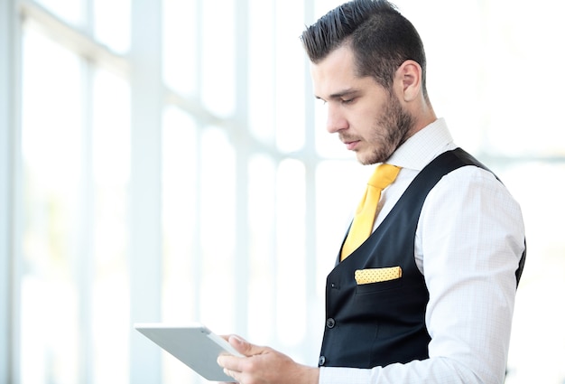 Uomo d'affari utilizzando il suo tablet in ufficio