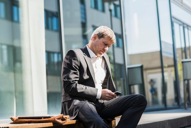 Uomo d&#39;affari utilizzando il telefono cellulare