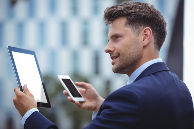 Uomo d'affari utilizzando la tavoletta digitale