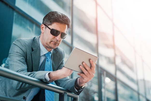 Uomo d&#39;affari utilizzando una tavoletta digitale