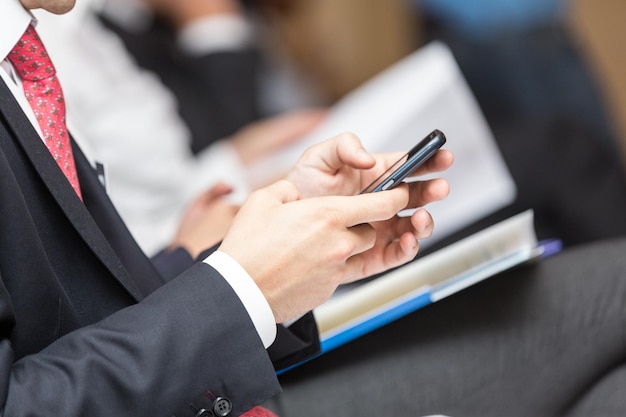 Uomo d&#39;affari utilizzando uno smartphone