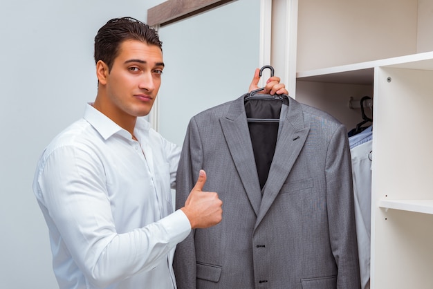 Uomo d'affari vestirsi per lavoro