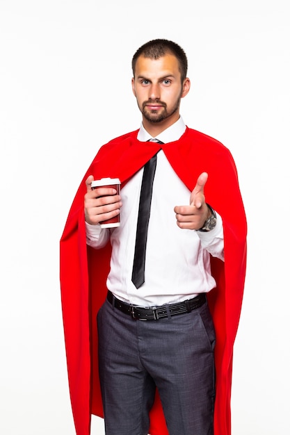 Uomo d'affari vestito come supereroe che beve caffè isolato su priorità bassa bianca