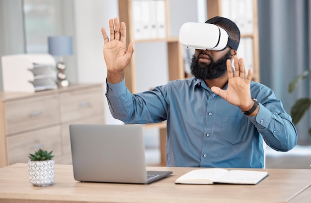 Uomo d'affari VR e occhiali futuristici per software 3D per ufficio progettazione del mondo digitale e della tecnologia dell'informazione Lavoratore IT professionista nella visione della realtà virtuale e mani per l'esperienza del metaverso