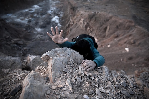 Uomo da scalare nella roccia