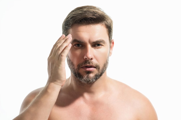 Uomo da vicino ritratto viso cura della pelle uomo affascinante con perfetta pelle liscia morbida terapia spa uomo