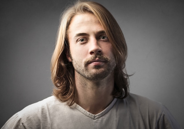 Uomo dai capelli lunghi con barba