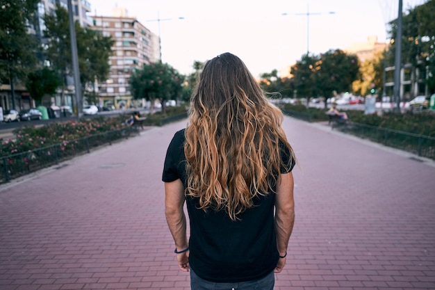 Uomo dai capelli lunghi per strada