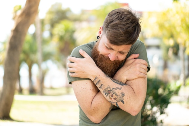 Uomo dai capelli rossi con la barba gelata