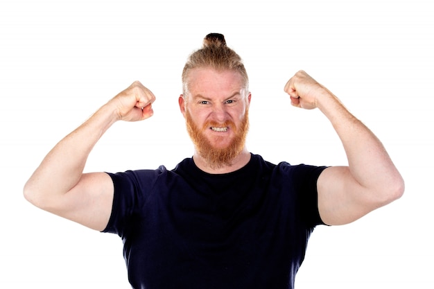 Uomo dai capelli rossi con la barba lunga