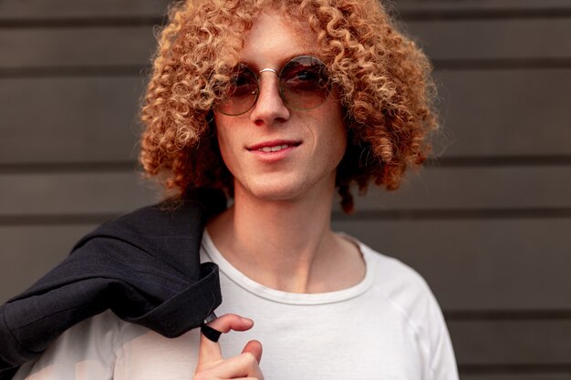 Uomo dai capelli rossi in occhiali da sole alla moda