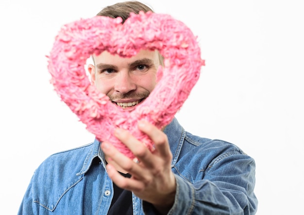 Uomo dal grande cuore. Festa di San Valentino. Uomo felice con cuore decorativo. Data. Saluto romantico. Saldi di San Valentino. Amore e romanticismo. uomo non rasato isolato su bianco.