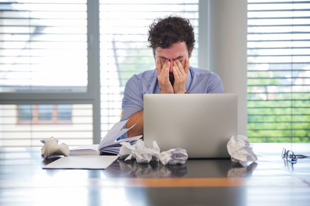 Uomo, dall&#39;aspetto, stanco, mentre, lavorativo