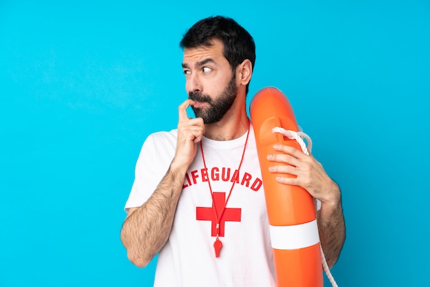 Uomo del bagnino sopra l'azzurro isolato