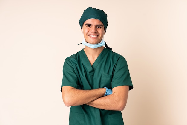 Uomo del chirurgo in uniforme blu sopra la risata della parete