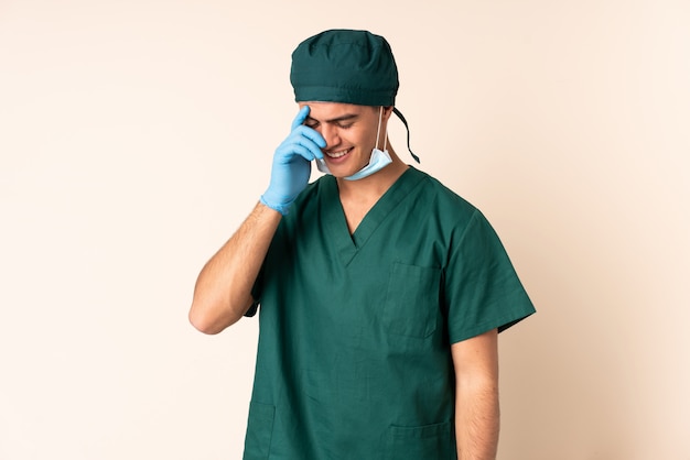 Uomo del chirurgo in uniforme blu sopra la risata isolata