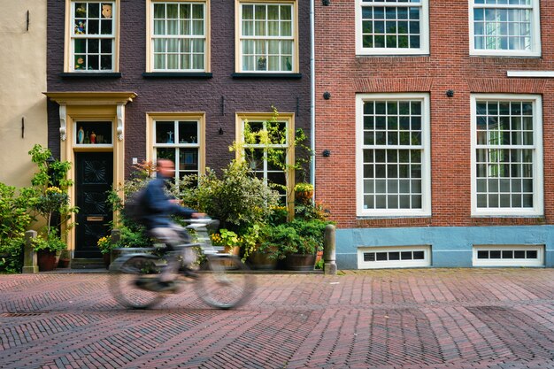 Uomo del ciclista del cavaliere della bicicletta sui mezzi molto popolari della bicicletta di transoirt nei Paesi Bassi in via di Delft Paesi Bassi