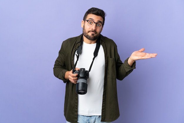 Uomo del fotografo con la macchina fotografica