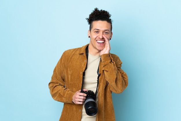 Uomo del fotografo sopra gridando blu isolato con la bocca spalancata