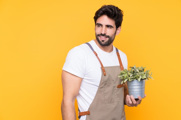 Uomo del giardiniere con barba e pianta