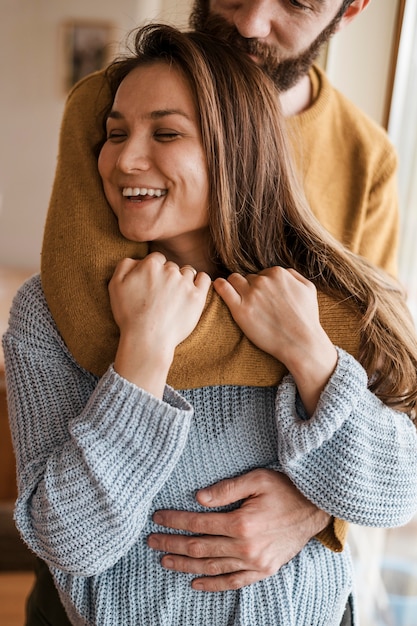 Uomo del primo piano che tiene donna felice