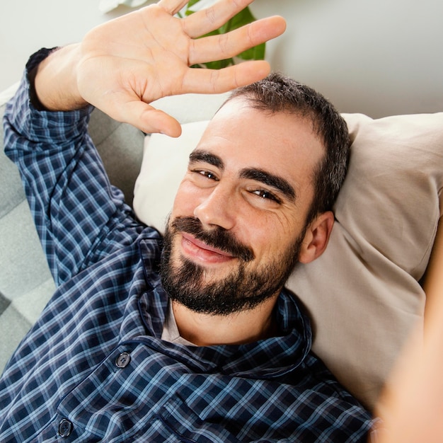 Uomo del ritratto che ha videochiamata