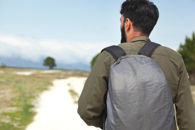 Uomo del viaggiatore in strada