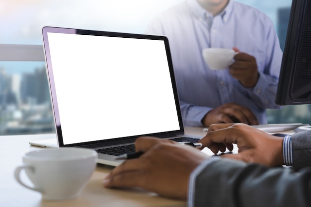 Uomo della mano dell&#39;uomo di affari che lavora al bianco in bianco del computer portatile