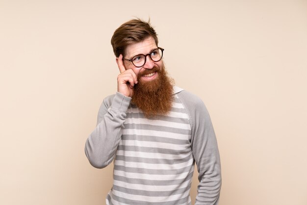 Uomo della testarossa con la barba lunga sopra fondo isolato con i vetri