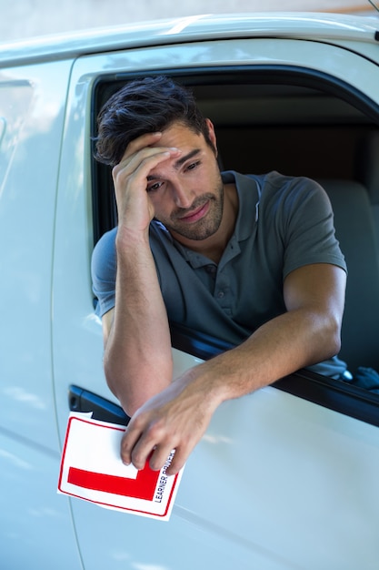 Uomo depresso con la testa in mano