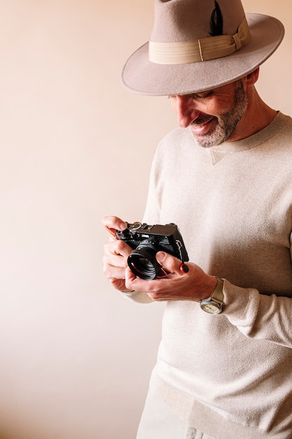 Uomo di 45 anni con la moderna fotocamera digitale