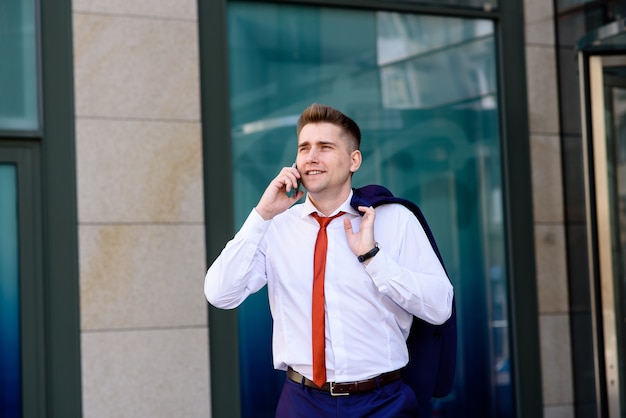 Uomo di affari che parla sul telefono cellulare. Discussione della riunione d'affari.