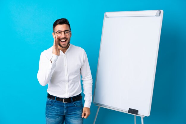 Uomo di affari con la barba con il bordo bianco sopra la parete isolata