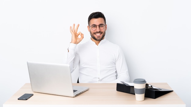 Uomo di affari con la barba sopra la parete isolata