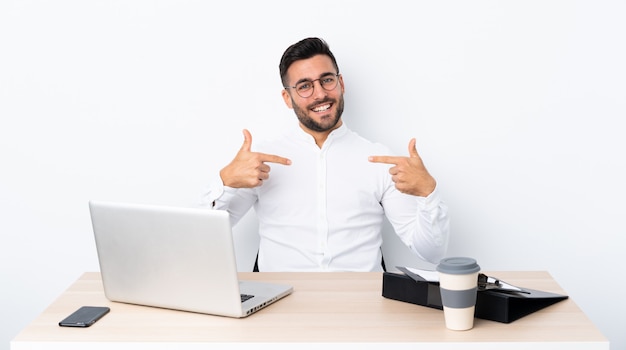 Uomo di affari con la barba sopra la parete isolata