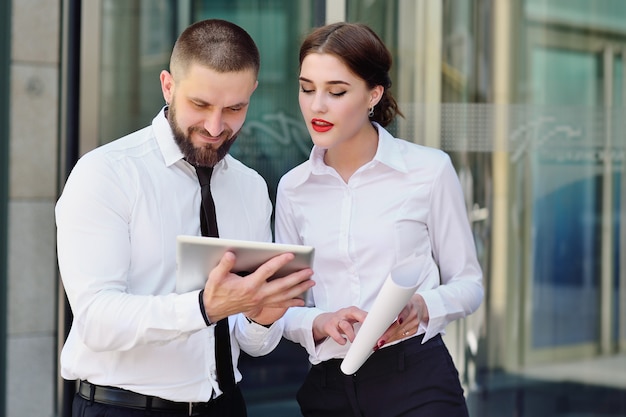 Uomo di affari e donna di affari nello stile di affari dell&#39;ufficio