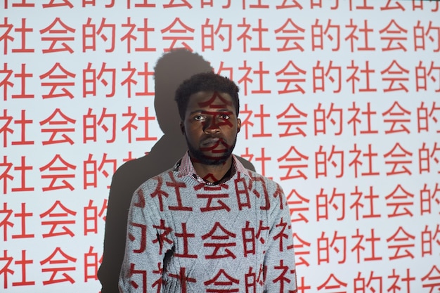 Uomo di colore contro i simboli cinesi