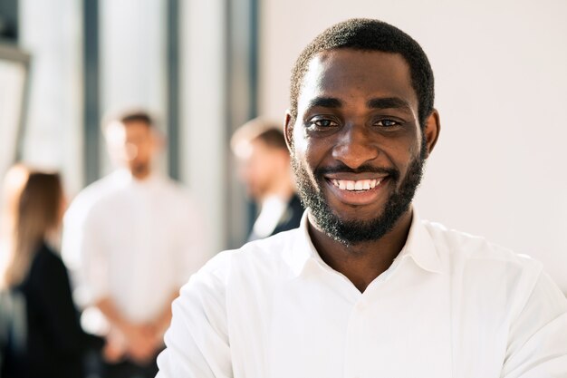 Uomo di colore sorridente in ufficio