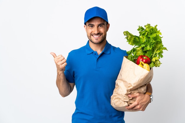 Uomo di consegna con verdure isolate