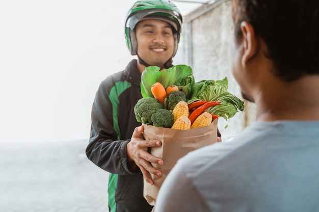 Uomo di consegna consegna di generi alimentari