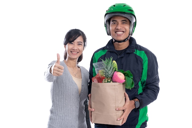 uomo di consegna consegnare l'ordine di cibo al cliente isolato su sfondo bianco